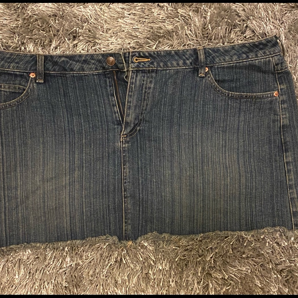 Size 20 blue Jean skirt runs small